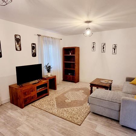 Spacious Two Bedroom Apartment With One Parking Space 테임 외부 사진